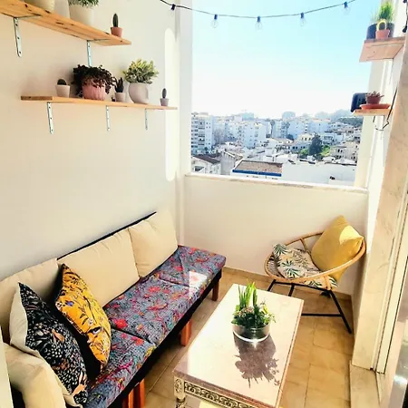 Stunning With Private Bathroom And Shared Balcony, Mainly With 2 Adorable Cats And A Sweet Dog! Homestay szállás Lagos