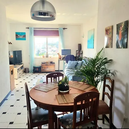 Stunning Room With Private Bathroom And Shared Balcony, Mainly With 2 Adorable Cats And A Sweet Dog! Habitación en casa particular