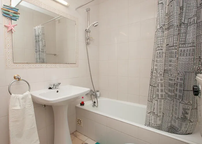 Stunning Room With Private Bathroom And Shared Balcony, Mainly With 2 Adorable Cats And A Sweet Dog! *