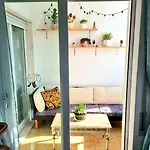 Stunning With Private Bathroom And Shared Balcony, Mainly With 2 Adorable Cats And A Sweet Dog! * Lagos